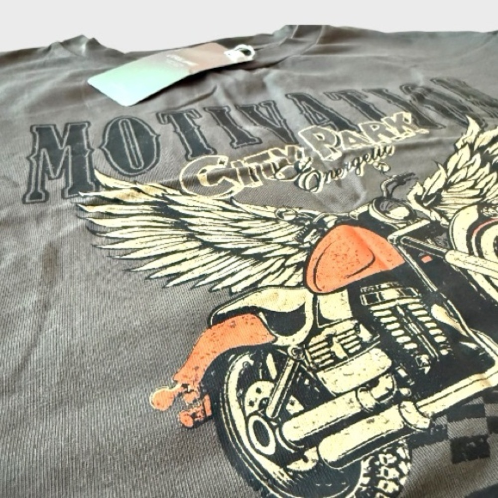 Women’s Graphic Tee - M - Picture 4 of 7